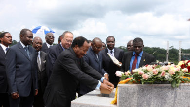 pose de la premiere pierre pas le chef de l'Etat Paul Biya et quelques membres du Gouvernement