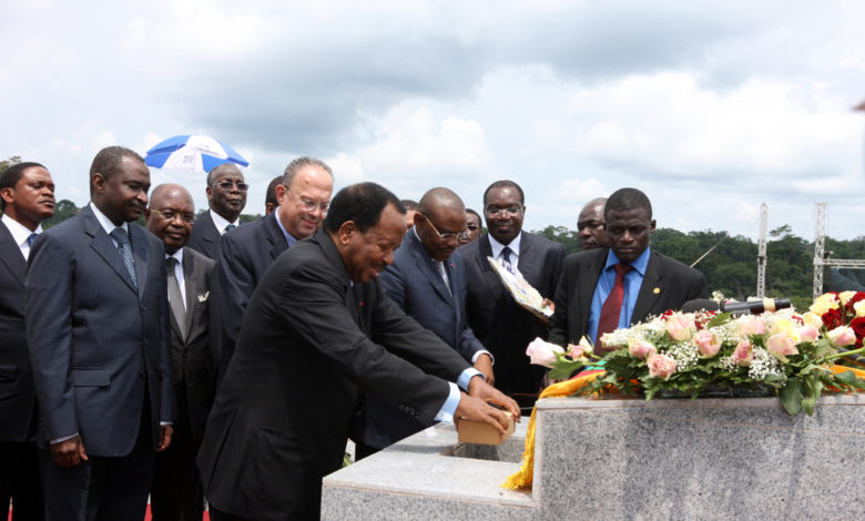 pose de la premiere pierre pas le chef de l'Etat Paul Biya et quelques membres du Gouvernement