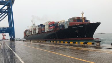 UN BATEAU AU PORT DE KRIBI