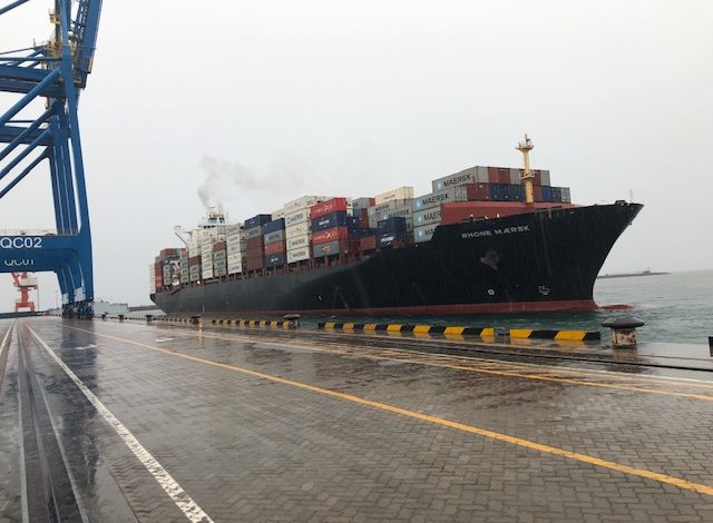 UN BATEAU AU PORT DE KRIBI