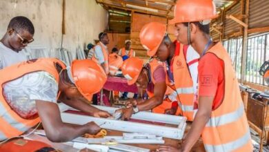 Des jeunes recevant une formation en menuiserie aluminium