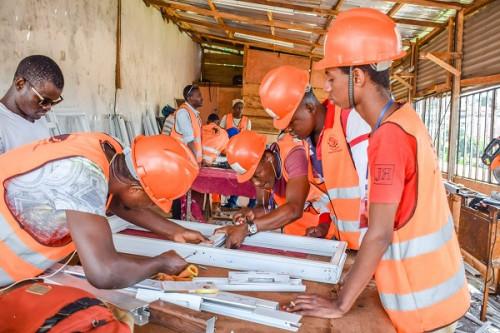 Des jeunes recevant une formation en menuiserie aluminium