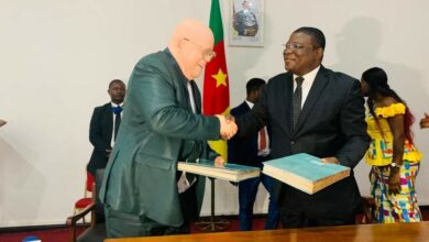 De gauche vers la droite l’administrateur Directeur général de La Régionale Bank, et le président de la Chambre d’agriculture, des pêches, de l’élevage et des forêts du Cameroun