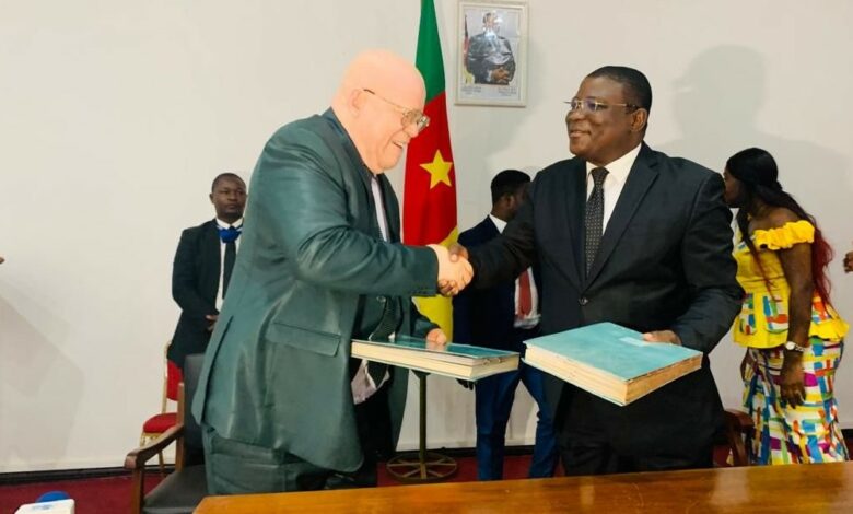 De gauche vers la droite l’administrateur Directeur général de La Régionale Bank, et le président de la Chambre d’agriculture, des pêches, de l’élevage et des forêts du Cameroun