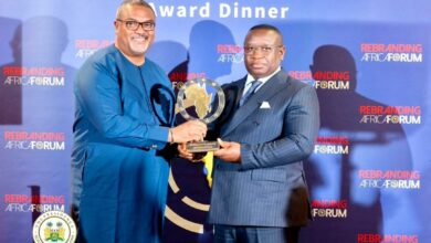 Le président de Sierra Leone recevant son prix des mains de Thierry Hot promoteur du RAF