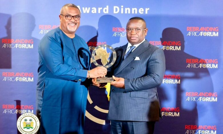 Le président de Sierra Leone recevant son prix des mains de Thierry Hot promoteur du RAF