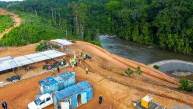 Visite des prêteurs sur le site de Kinguélé-Aval en mai pour constater l'avancement du projet