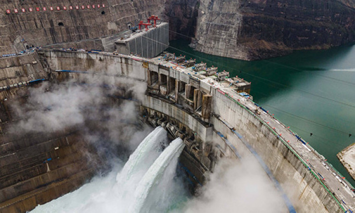 Vue sur une mini-centrale hydroélectrique