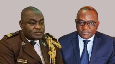 De la gauche vers la droite le DG des Douanes et des droits directs de RCA Frédéric Theodore Inamo (à gauche) et le DG des Douanes du Cameroun Fongod Edwin Nuvaga (à droite).