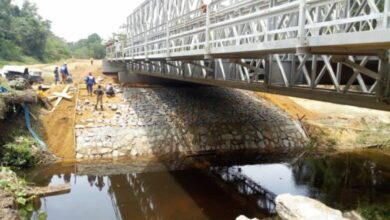 Pont sur la rivière Bella sur Elogbatindi-Memel-Bipindi dans la région du Sud