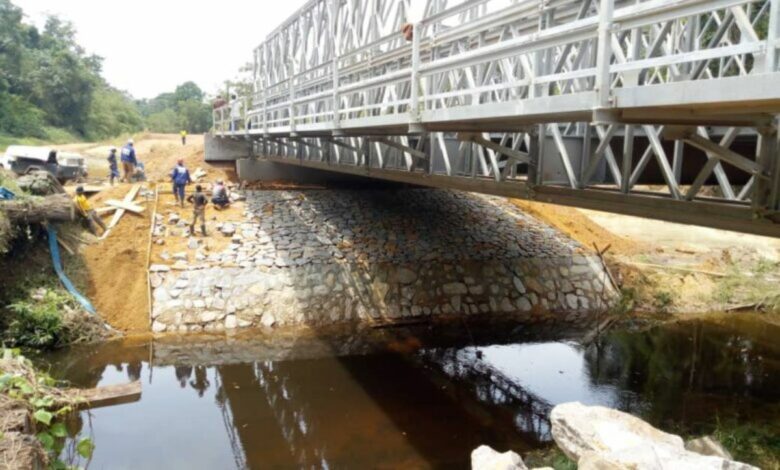 Pont sur la rivière Bella sur Elogbatindi-Memel-Bipindi dans la région du Sud