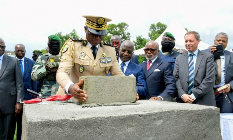 Le président de transition du Gabon pose la première pierre de l’immeuble siège de la Cobac