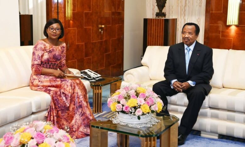 Le président camerounais Paul Biya et la ministre centrafricaine Sylvie Baïpo-Temon