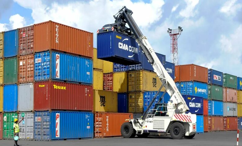 Des containers stockés au port de Douala