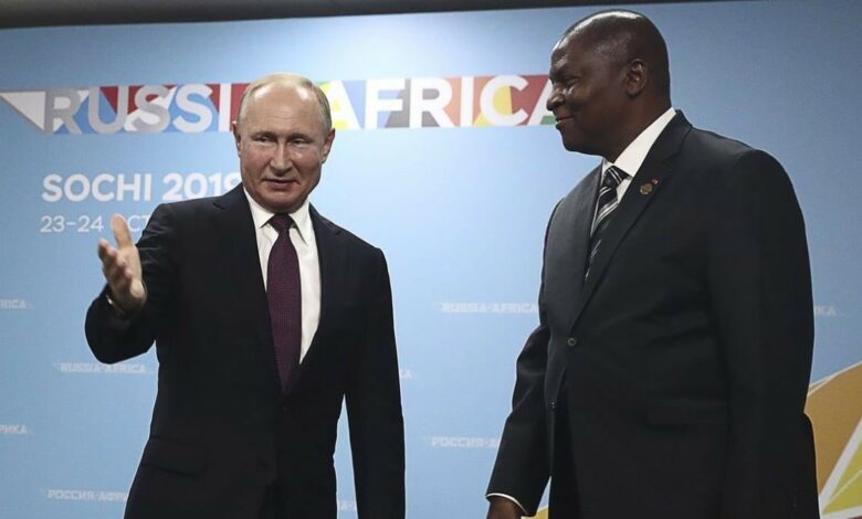 De gauche vers la droite, Vladimir Poutine le président Russe et Faustin Archange Touadera le président Centrafricain.