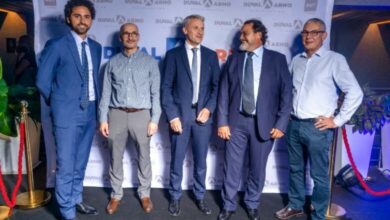 Cérémonie de signature d’accord de fusion entre Yanis Arnopoulos et Pierre Carpentier, respectivement Directeur général adjoint du Groupe Arno et Président Directeur Général Afrique du Groupe Duval.