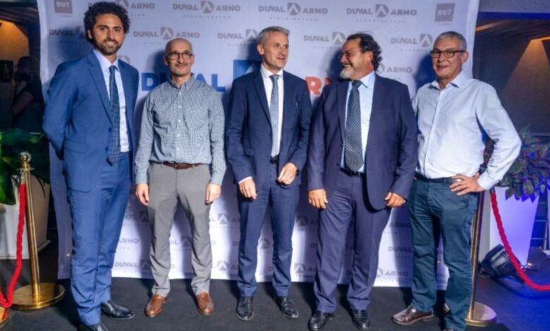 Cérémonie de signature d’accord de fusion entre Yanis Arnopoulos et Pierre Carpentier, respectivement Directeur général adjoint du Groupe Arno et Président Directeur Général Afrique du Groupe Duval.