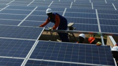 Installation des plaques solaires dans une centrale