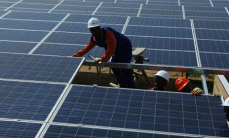 Installation des plaques solaires dans une centrale