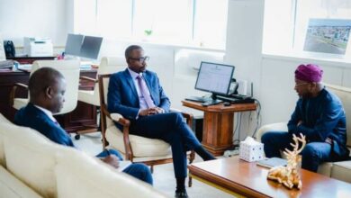 Le ministre de l’Économie et des Participations, Mays Mouissi en présence de Patrick Egounlety, Directeur Général d’Ecobank Gabon