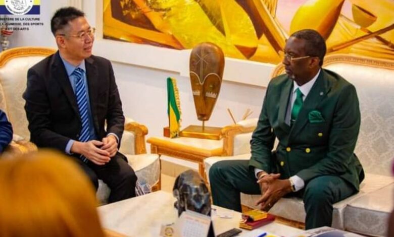 le ministre gabonais de la Culture, de la Jeunesse, des Sports et des Arts, André-Jacques Augand en compagnie de Yu Shuiwang, représentant de la CSCEC au Gabon