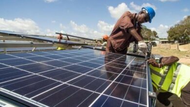 Installation des plaques solaires dans une centrale