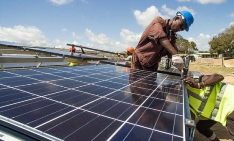 Installation des plaques solaires dans une centrale